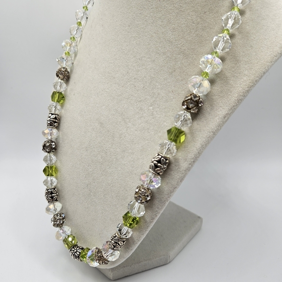 VINTAGE Crystal Clear and Green Beaded  Silver Accent Flower Clasp Necklace - Picture 5 of 10